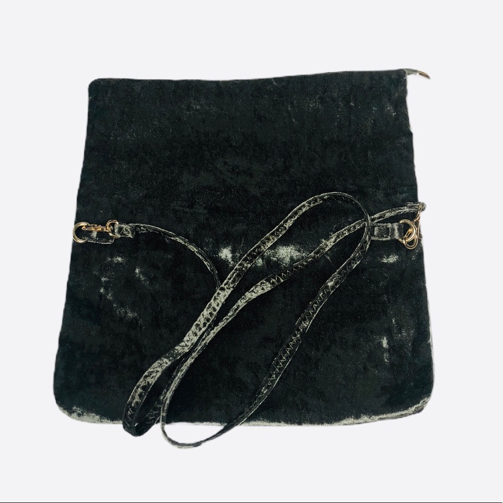 Last Chance….NWOT Lulus Green Velvet Foldover Crossbody/Clutch - Picture 6 of 9
